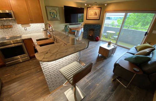 North Admiral Apartment | Admiral’s Nest—Luxury & Location in West Seattle (Pets OK)