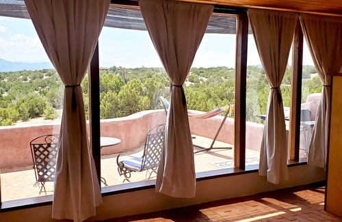 Canoncito House | ADOBE CASITA ON ART GALLERY COMPOUND