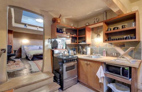 Northeast Santa Fe Apartment | Adobe Studio 2 Blocks to Dtwn Santa Fe Plaza!