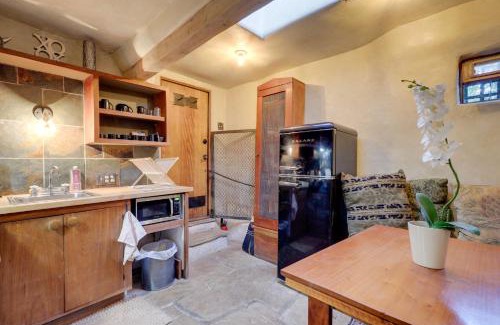 Northeast Santa Fe Apartment | Adobe Studio 2 Blocks to Dtwn Santa Fe Plaza!