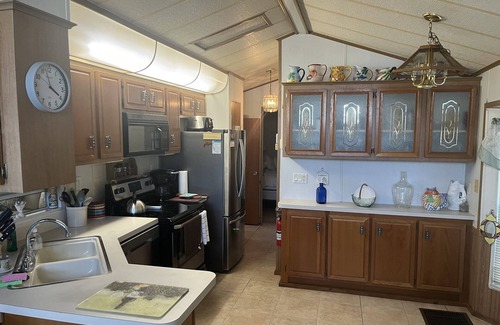 Sarasota House | Adorable 1/1 in coveted Sarasota Lakes available 6/1/24!