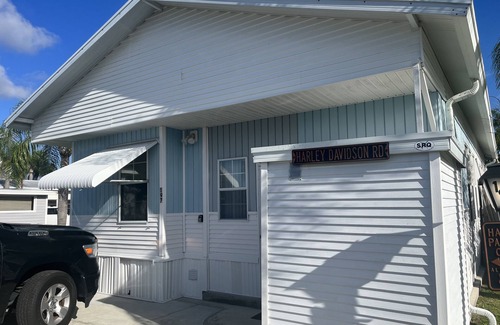 Sarasota House | Adorable 1/1 in coveted Sarasota Lakes available 6/1/24!