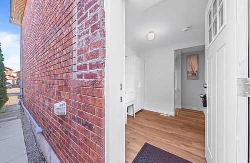 Barrie Apartment | Adorable 1-bdrm basement, Fast WIFI, Free Parking, Smart TV