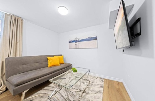 Barrie Apartment | Adorable 1-bdrm basement, Fast WIFI, Free Parking, Smart TV