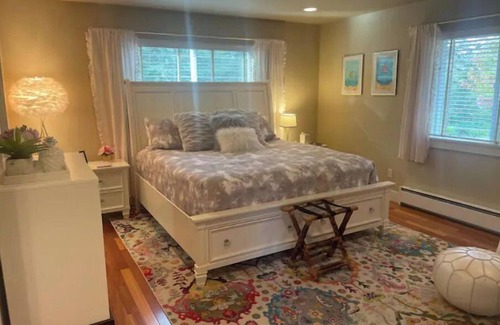 Anacortes House | Adorable 1 bed Guest House w/cozy elec. fireplace