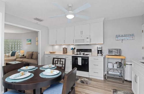 Sarasota House | Adorable 1 Bedroom, 1 Bath guesthouse < 1block to Lido Beach