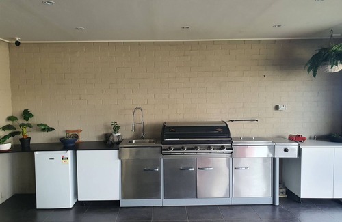 Haywards Bay Apartment | Adorable 1 Bedroom Place With Hot Tub