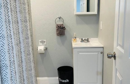 Lakeshore South House | Adorable 1 Bedroom Guesthouse