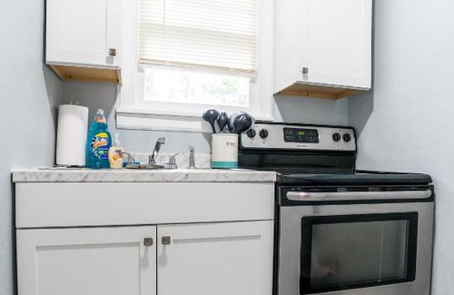 Lakeshore South House | Adorable 1 Bedroom Guesthouse