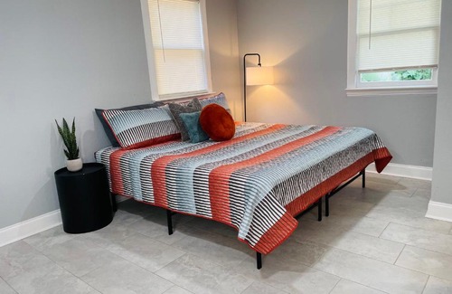 Lakeshore South House | Adorable 1 Bedroom Guesthouse