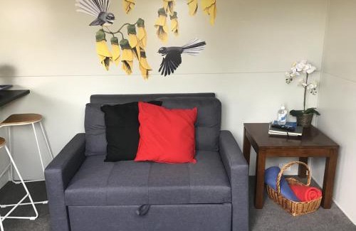 Lower Hutt Bed & Breakfast | Adorable 1-bedroom guesthouse with a deck