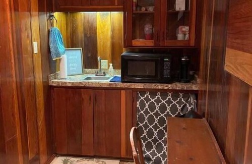 Ira Apartment | Adorable 1-bedroom guesthouse with kitchenette
