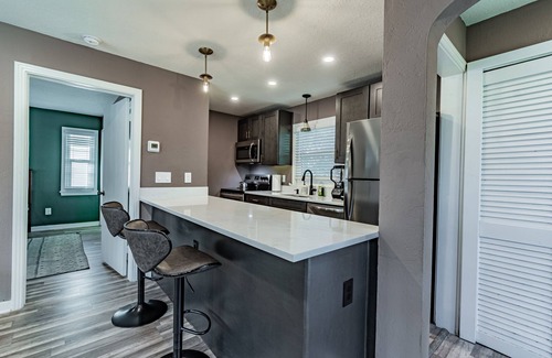 Colonialtown South Apartment | Adorable 1-bedroom home w/Full Kitchen & Parking - Sleeps 4