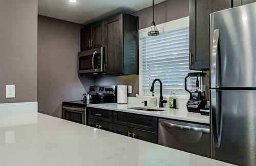 Colonialtown South Apartment | Adorable 1-bedroom home w/Full Kitchen & Parking - Sleeps 4