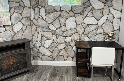 Cambridge House | Adorable 1 Bedroom Suite With Kitchen & Fireplace