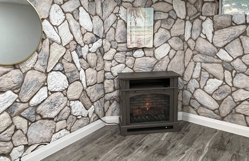 Cambridge House | Adorable 1 Bedroom Suite With Kitchen & Fireplace