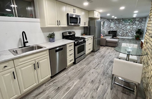 Cambridge House | Adorable 1 Bedroom Suite With Kitchen & Fireplace