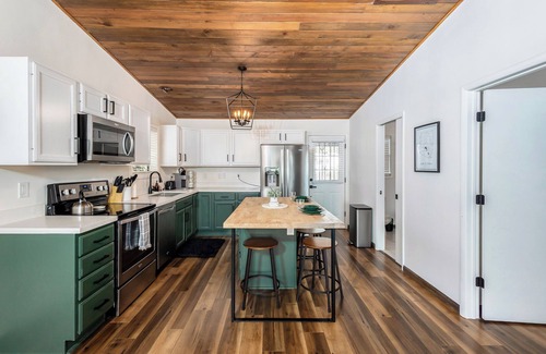 Munds Park Cabin | Adorable 1 BR Guest Suite w/Fireplace & Patio