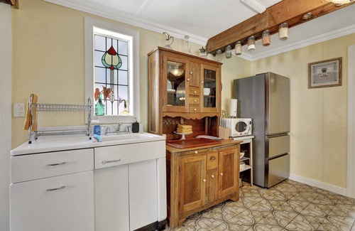 Pine Cabin | Adorable 1898 Cottage with Hot Tub | Dog Friendly