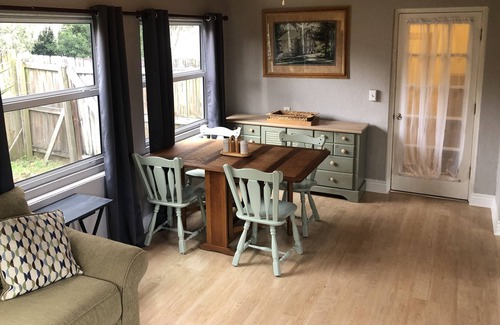 Cocoa House | Adorable 1950's Cottage Central to Everything
