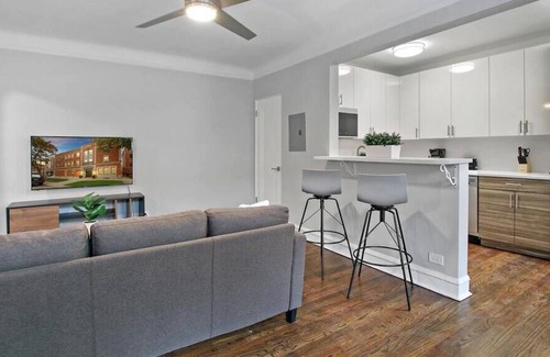 Evanston Apartment | Adorable 1BR Apt in Evanston w/Onsite Laundry