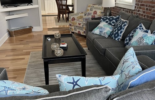 Ventnor City Apartment | Adorable 1st floor apartment 2 blocks to the beach.