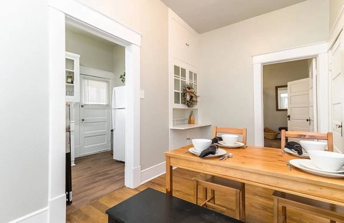 Old East Dallas Apartment | Adorable 2 Bed/1 Bath Retreat Near Baylor Hospital
