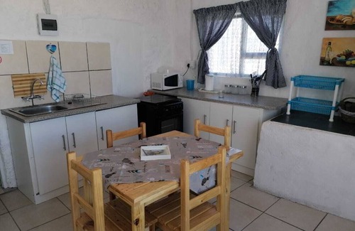 Arniston Cottage | Adorable 2 bedroom apartment with enclosed courtyard and partial sea view