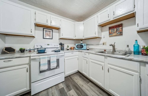 Euclid Apartment | Adorable 2 bedroom Cleveland apt with King