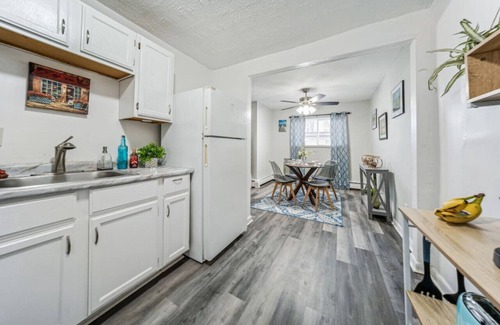 Euclid Apartment | Adorable 2 bedroom Cleveland apt with King
