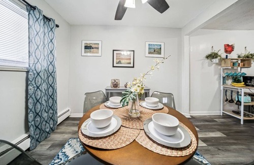 Euclid Apartment | Adorable 2 bedroom Cleveland apt with King