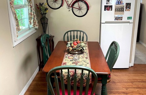 Harrison House | Adorable 2 Bedroom Cottage 3 blocks from downtown square