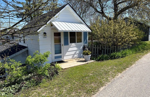 Beulah House | Adorable 2-bedroom home, 2 min walk to lake, restaurants, shops.Near SB Dunes