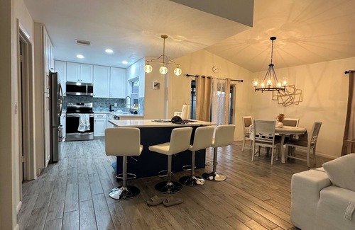 Northlakes House | Adorable 2-bedroom house with AC in vibrant Tampa