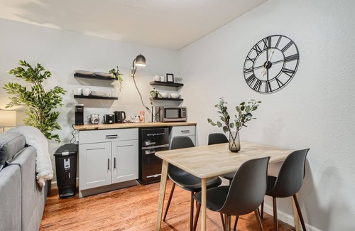 Dupont House | Adorable 2 bedroom modern suite