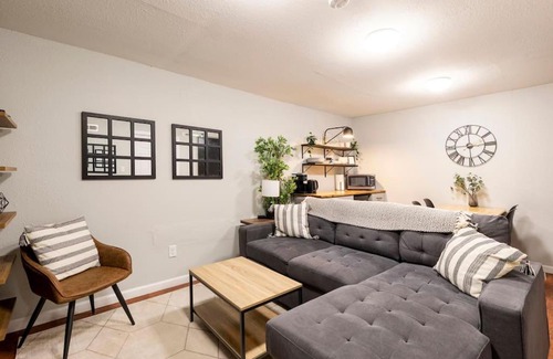 Montbello House | Adorable 2-Bedroom Modern Basement
