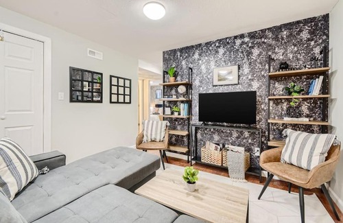 Montbello House | Adorable 2-Bedroom Modern Basement