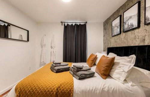 Montbello House | Adorable 2-Bedroom Modern Basement