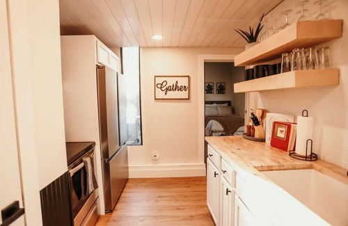 Clare Apartment | Adorable 2 bedroom place with private back patio