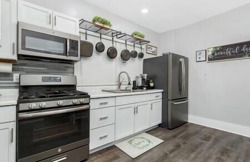 Moline House | Adorable 2BR Bungalow | John Deere | Vibrant Arena