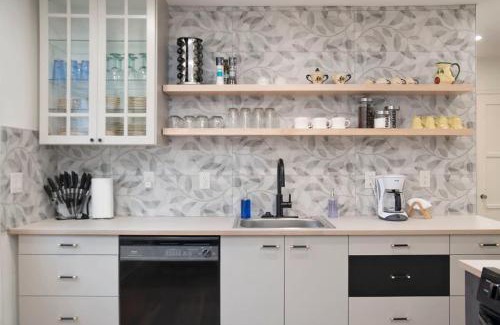 Benson House | Adorable 2BR Hot Tub Close to Attractions