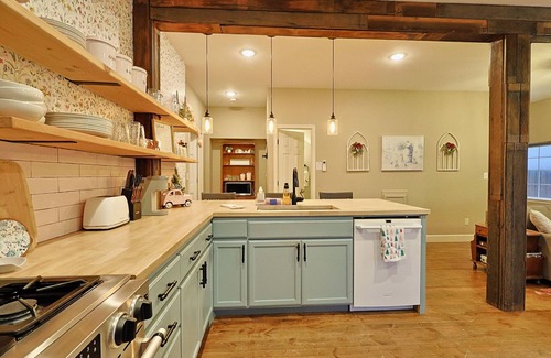 Ellensburg House | Adorable 3- Bedroom Country-Side retreat w/Hot Tub