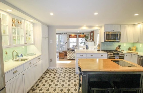 Village Green House | ADORABLE 5 BEDROOM, VICTORIAN GETAWAY - NEWLY RENOVATED- BOOK TODAY!