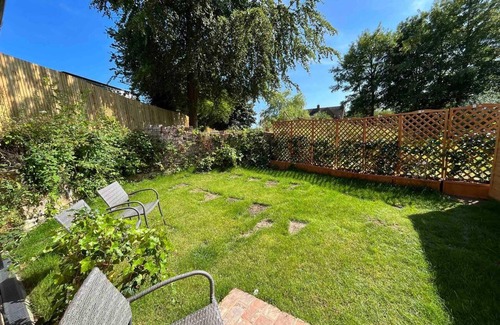 Heathfield House | Adorable and Cosy Tiny Cottage