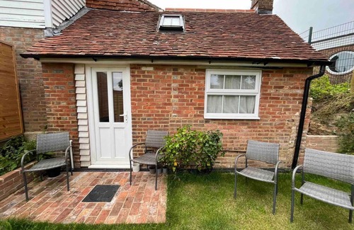 Heathfield House | Adorable and Cosy Tiny Cottage
