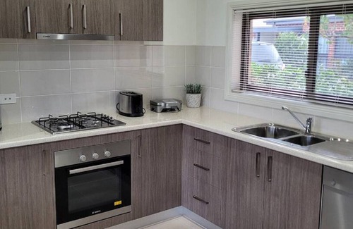 Traralgon House | Adorable and Peaceful Unit - Fully Furnished