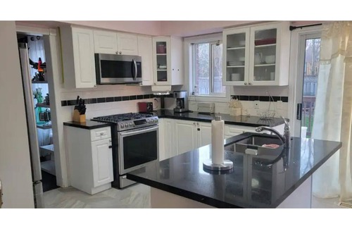 Barrie House | Adorable and spacious 3 bedrooms house close to all amenities/quite neighborhood