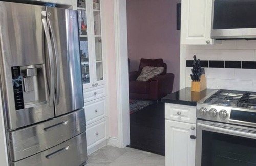 Barrie House | Adorable and spacious 3 bedrooms house close to all amenities/quite neighborhood