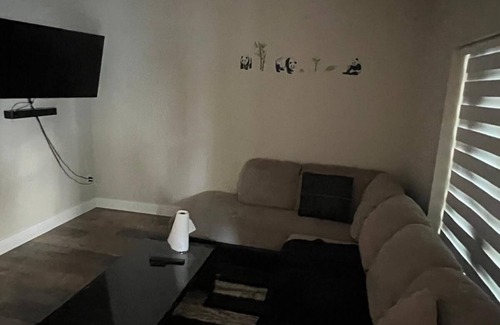 Abbotsford Apartment | Adorable apartment with AC in charming Abbotsford