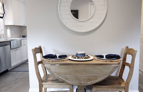 Niantic House | Adorable Beach Cottage - Private Beach Association